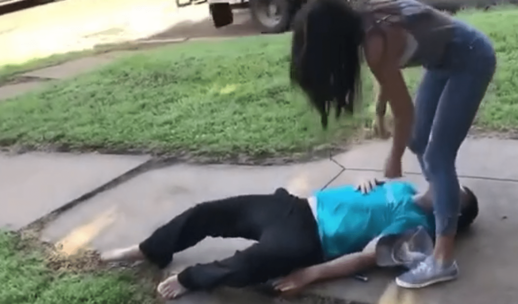 Girl Chokes Out a Guy