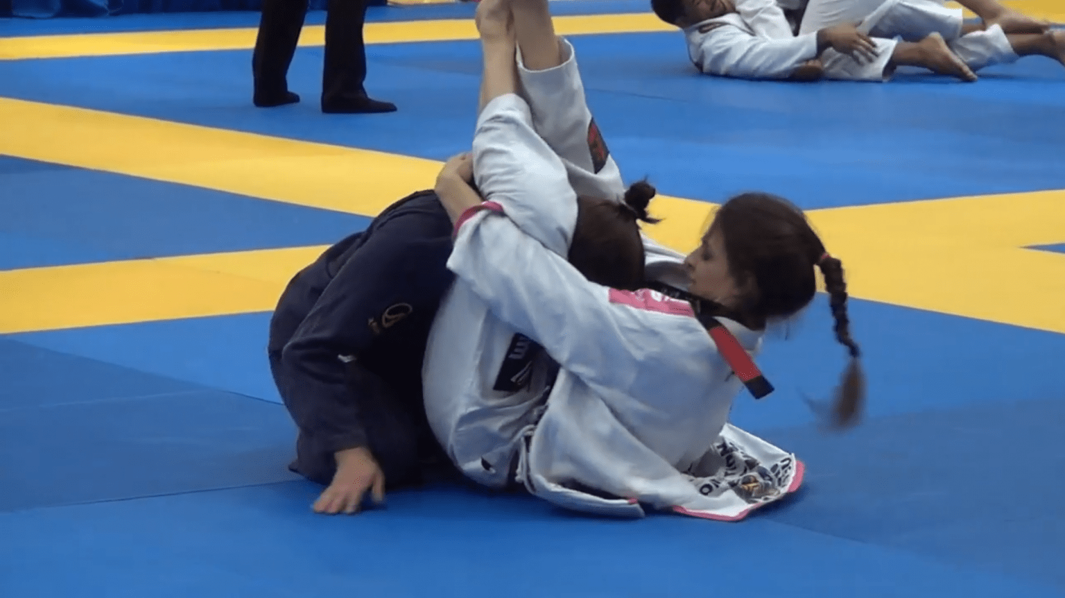 Girl triangle chokes a guy Headscissors Wrestling Dommes
