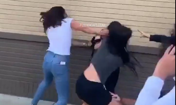 2 vs 1 Girl Fight