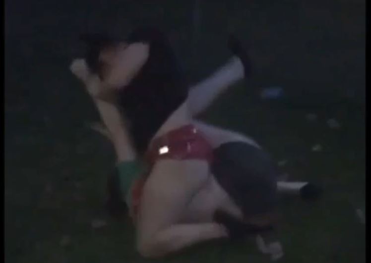 Girl fight Facesitting