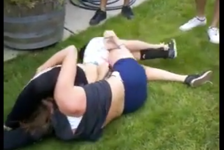 Girl fight Headscissors
