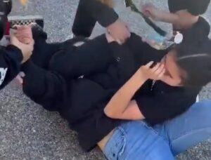 Headscissors in street fight
