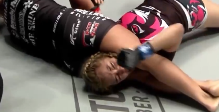 Headscissors in MMA fight