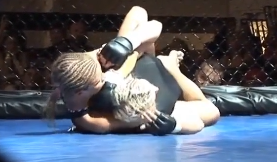 Female MMA Fighter chokes out her opponent
