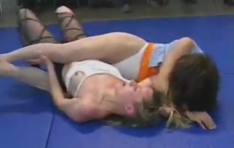 Clara vs Antonia – Wrestling Catfight Headscissors 366