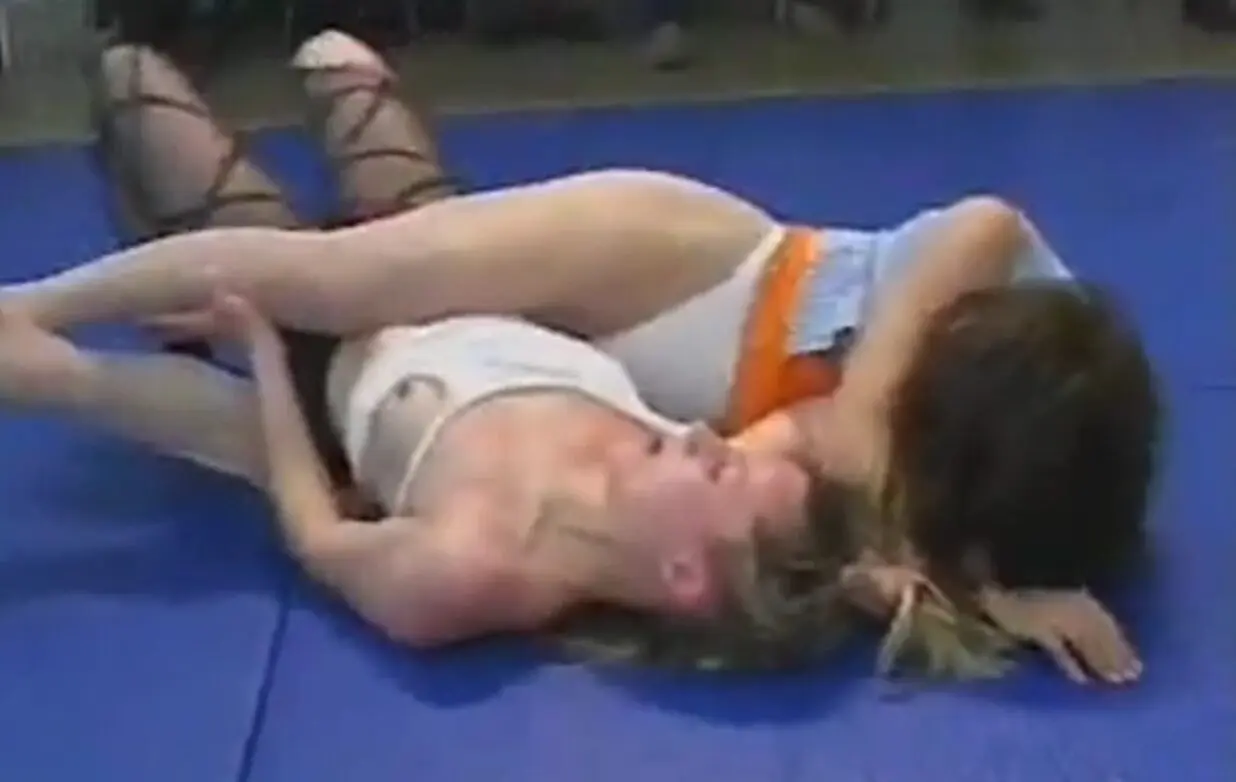 Clara vs Antonia – Wrestling Catfight Headscissors 366