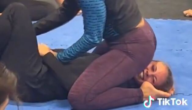 Facesitting in Jiujitsu 389