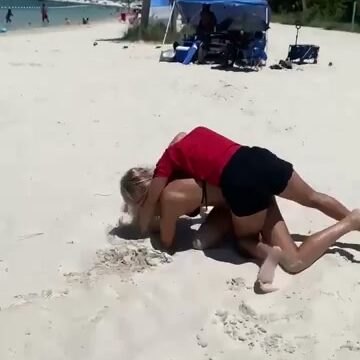 Beach fight 😱
