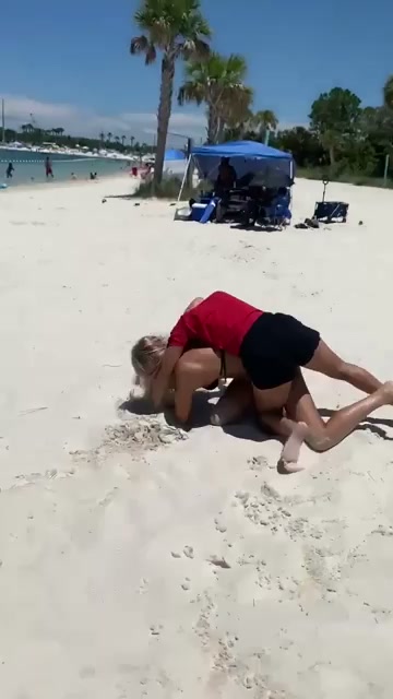 Beach fight 😱